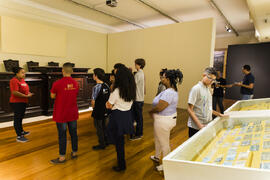Fotografia dos alunos do Colégio Estadual Hebe Camargo com a mediadora do Museu Histórico Nacional