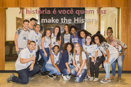 Fotografia dos alunos e da Diretora do Colégio Estadual Professora Vania do Amaral Matias Edde po...