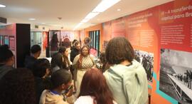 Fotografia dos estudantes do CE Missionário Mário Way durante a mediação de Nayara dos Santos