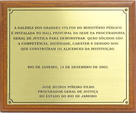Placa de identificação da galeria dos grandes vultos do MP