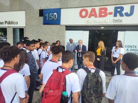 Fotografia da chegada dos alunos da Escola Municipal Alexandre Farah na Sede da OAB
