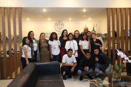 Fotografia dos estudantes da Escola Municipal Professor Joaquim da Costa Ribeiro no gabinete da D...