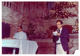 Fotografia de Carlos Eduardo de Miranda Ferraz discursando na missa de ação de graças em celebraç...