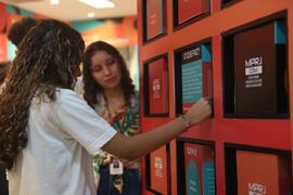 Fotografia de Samara Tarouquela junto a uma estudante da EM José de Alencar