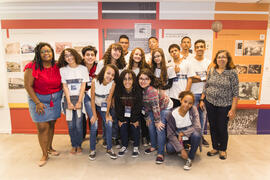 Fotografia dos alunos da Escola Municipal Mário Paulo de Brito ao fim da exposição