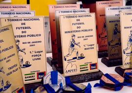 Fotografia dos troféus de primeiro lugar nas categoria: Fair Play, Força Livre, Master do I Torne...