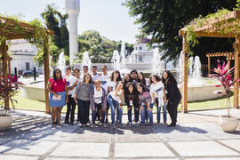Fotografia dos alunos do Escola Municipal Mário Paulo de Brito em frente ao chafariz da Praça Pro...