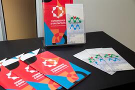 Fotografia dos folders das exposições  "Congressos e Encontros" e "O MP e o Novo E...