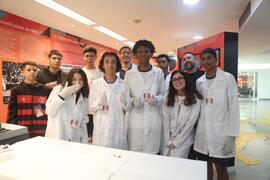 Fotografia dos visitantes junto ao integrantes do Centro de Memória no final dinâmica do acervo
