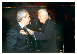 Fotografia de Hamilton Carvalhido enquanto cumprimenta José Carlos Paes
