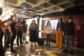 Fotografia dos jovens aprendizes da área de logística do CIEE no Memorial "Vidas Marcadas"