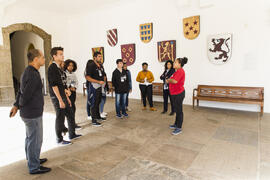 Fotografia dos alunos do Colégio Estadual Hebe Camargo com a mediadora do Museu Histórico Nacional