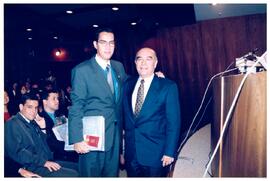 Fotografia de André Guilherme Tavares de Freitas após receber a insígnia do MPRJ