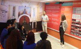 Fotografia de Deivson Sabadini e Samara Tarouquela na visita guiada com os estudantes do CE Missi...