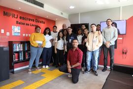 Fotografia dos integrantes do Centro de Memória do MPRJ junto aos estudantes da Escola Municipal ...