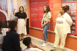 Fotografia de Samara Tarouquela e Nayara dos Santos na visita guiada com os estudantes da EM José...