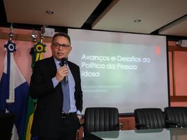 Fotografia do Promotor de Justiça Luiz Cláudio Carvalho de Almeida durante a palestra "Preve...