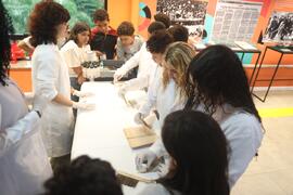 Fotografia dos estudantes do CIEP Dr. Ernesto Che Guevara durante a dinâmica de higienização e ac...