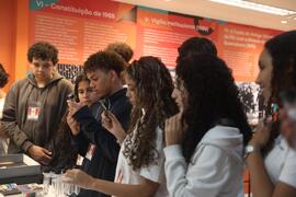 Fotografia dos estudantes da EM José de Alencar enquanto observam os insetos e no tubo de ensaio