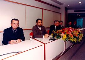Fotografia da mesa diretora durante uma palestra realizada no auditório da AMPERJ