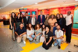 Fotografia dos integrantes e ex-integrantes da Equipe do Centro de Memória na exposição "Con...