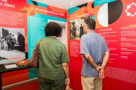 Fotografia dos presentes na inauguração da exposição “Congressos e Encontros: em Construção da Ci...