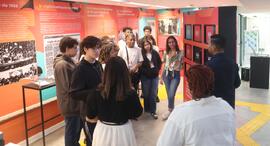 Fotografia de Deivson Sabadini e Samara Tarouquela junto aos estudantes da EM José de Alencar