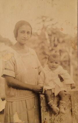 Fotografia de Albertina de Aguiar Moreira Lima e Everardo Moreira Lima quando criança, em Salvado...