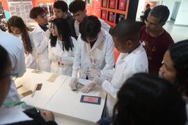 Fotografia dos visitantes da Escola Municipal José de Alencar durante a dinâmica de higienização