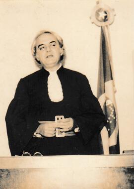 Fotografia do Procurador de Justiça, Leôncio de Aguiar Vasconcellos, durante sessão do Tribunal d...