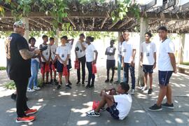 Fotografia dos estudantes da EM General Tasso Fragoso durante a dinâmica no MHN