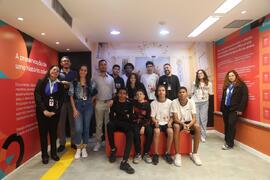 Fotografia dos integrantes do Centro de Memória  junto aos visitantes da EM General Tasso Fragoso