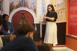 Fotografia da servidora da Ouvidoria do MPRJ, Flavia Sena Guimarães Silva durante a visita guiada...