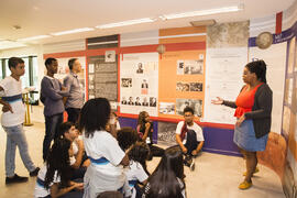 Fotografia dos alunos da Escola Municipal Mário Paulo de Brito acompanhando a explicação da media...