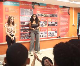 Fotografia de Samara Tarouquela e de Lucimara de Paulo durante a visita guiada com os estudantes ...