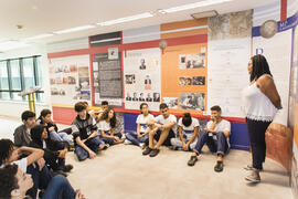 Fotografia dos alunos da Escola Municipal Orsina da Fonseca acompanhado a explicação  sobre a ins...