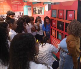 Fotografia de Nayara dos Santos e Samara Tarouquela, junto aos estudantes do IE Professor Carlos ...