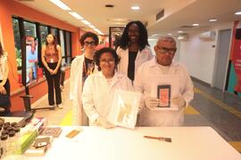Fotografia das integrantes da equipe do CDM junto aos estudantes do CIEP Dr. Ernesto Che Guevara ...