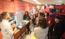 Fotografia de Deivson Sabadini e de Samara Tarouquela durante a mediação com os estudantes do CE ...