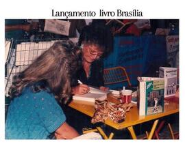 Fotografia de Nancy Mendes de Aragão durante o lançamento do seu livro em Brasília