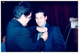 Fotografia de Fabiano Rangel Moreira recebendo a insígnia do MPRJ
