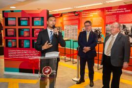 Fotografia de Deivson Sabadini discursando na inauguração da exposição "Congressos e Encontr...