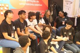 Fotografia dos estudantes do CE Vereador Percy Batista Crispim durante a visita guiada
