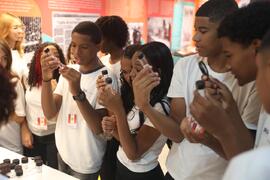 Fotografia dos estudantes da EM General Tasso Fragoso enquanto observam os insetos em tubos de en...