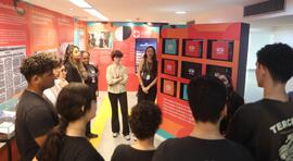 Fotografia de Evellyn Dayana e Anne Marrie Nilton junto aos estudantes do CE Vereador Percy Batis...