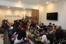 Fotografia dos estudantes da Escola Municipal Professor Joaquim da Costa Ribeiro no gabinete da D...