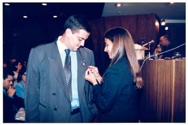 Fotografia de Felipe Pires Cuesta recebendo a insígnia do MPRJ