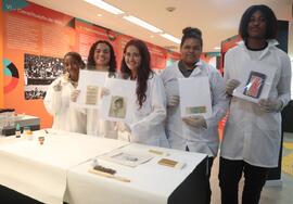 Fotografia dos estudantes do CE Missionário Mário Way que participaram da dinâmica do acervo