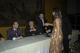 Fotografia da Promotora de Justiça, Roberta Rosa Ribeiro, recebendo a insígnia de Promotores de J...