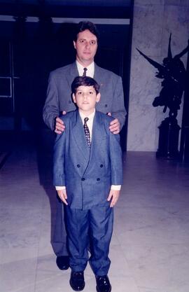 Fotografia do Procurador de Justiça Pedro Elias Erthal Sanglard junto ao seu filho